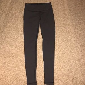 Black and grey patterned lulu leggings